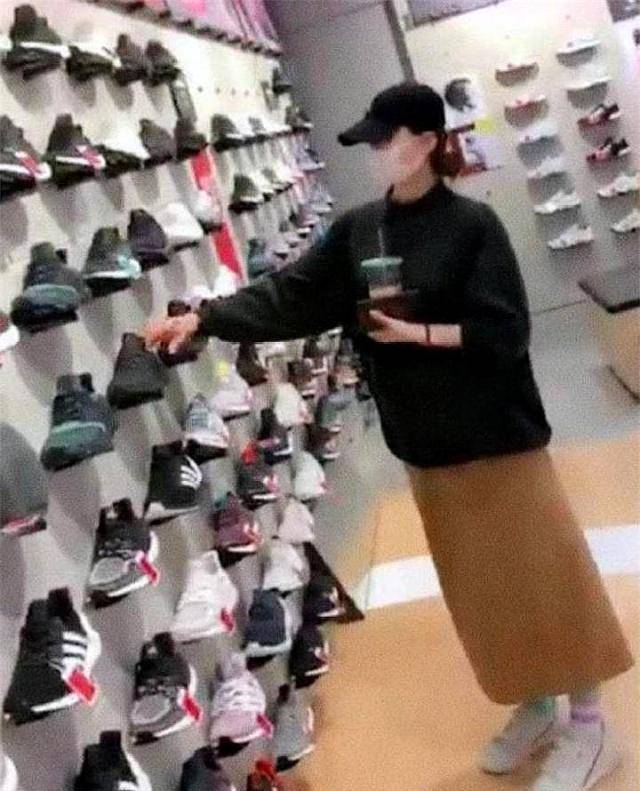 刘诗诗怀孕七个月了,小腹看起来还是那么平。