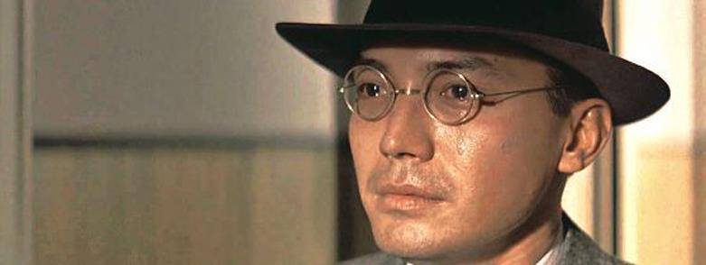 他是由养母带大的。他是亚洲最漂亮的男人。27岁分手,68岁仍单身。