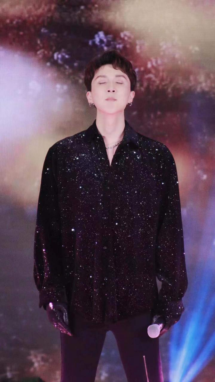 章雷的仪式致力于歌唱和翻译，歌手和演员也可以成为很好的主持人。