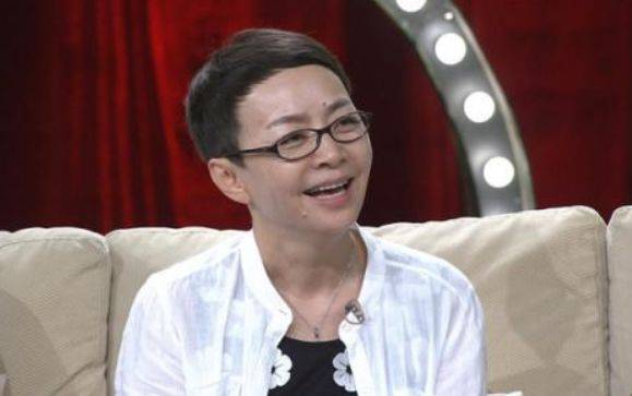 她凭借《家有儿女》走红,经历了两次失败的婚姻,如今三次婚姻终于幸福。