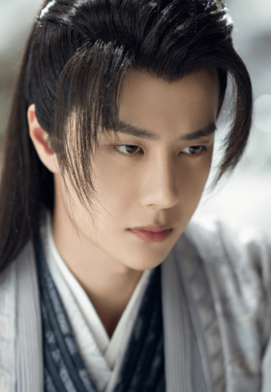 易博的颜值也“崩”了?浮肿的脸和粗糙的皮肤,离开滤镜比路人还惨。