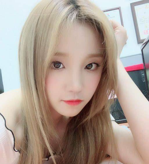 齐豫终于从卷发变成了直发。看到她的“外八”刘海,网友笑了:真好看。