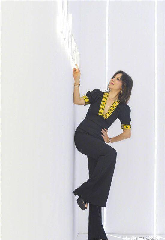 刘嘉玲自拍了一张照片，用五个字来概括她的心情。她是那么美，没有恨也没有爱！你什么时候回家？