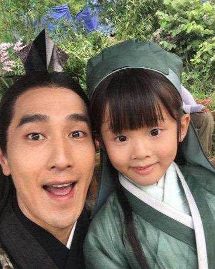 有一种“惊喜”是,Aly长大了,外貌变化很大,直接认不出来了。