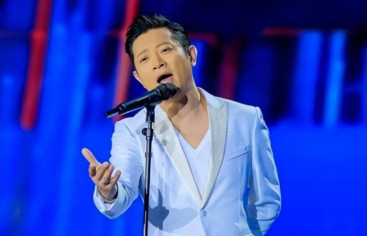 屈生日那天,胡在卡点送上祝福。他的友谊30年没变。爱上四个男人后,