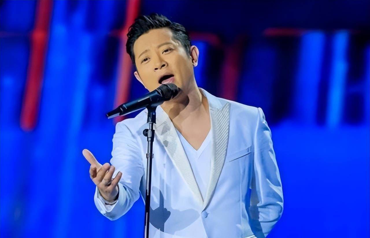 屈生日那天，胡在卡点送上祝福。他的友谊30年没变。爱上四个男人后，