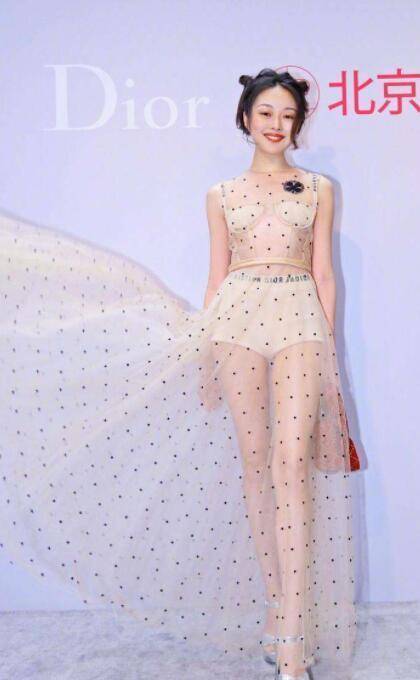 热依扎恢复机场照(热依扎晒全家福感谢粉丝)