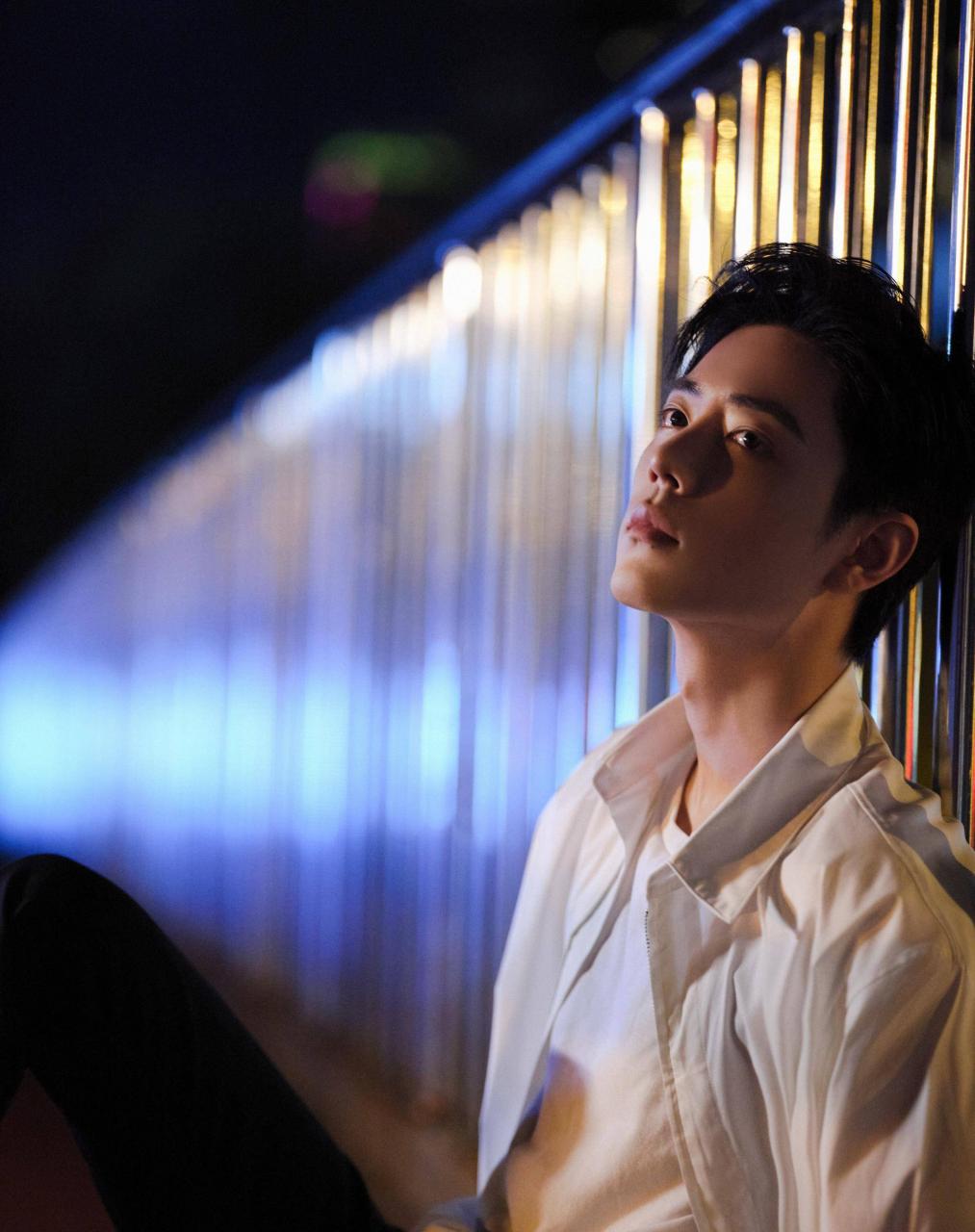 肖恩肖工作室拍了杭州的《天桥风云》一鸣惊人,C最红。粉丝坐在台阶上比腿。