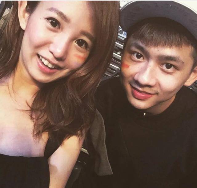 29岁的台湾宅男女神郭书瑶与交往六年的男友分手后,曾表示蔡康永是她的贵人。