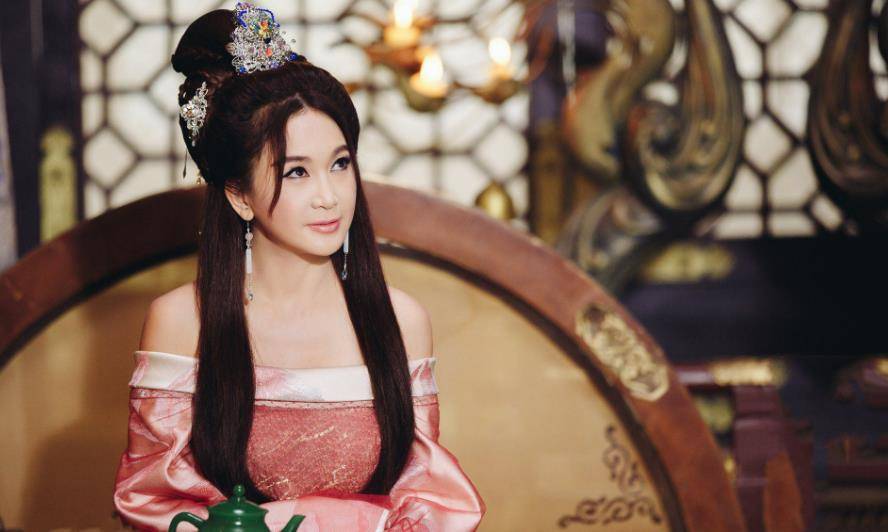 因为太妹15岁被星探发现,嫁给了有钱人,17年后分手,有钱的前夫满世界追着她复婚。