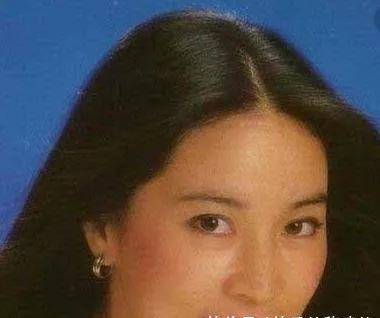 成龙媳妇林凤娇年轻时(成龙和林凤娇结婚照片)