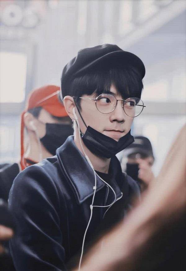 肖恩笑自己戴眼镜“丑”。粉丝们看到他大学的毕业照后,都闭嘴了。