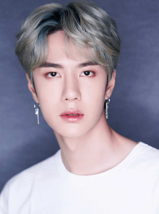 易博的颜值也“崩”了?浮肿的脸和粗糙的皮肤,离开滤镜比路人还惨。