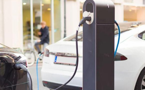 电动汽车可以从自家拉线充电吗(拉电线给新能源车充电)