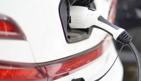 电动汽车可以从自家拉线充电吗(拉电线给新能源车充电)