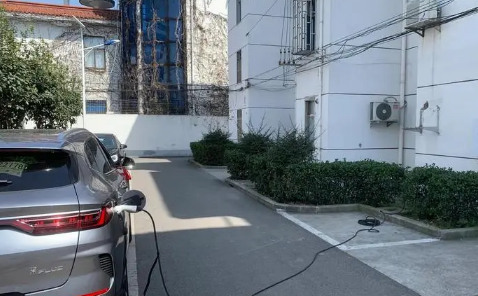 电动汽车可以从自家拉线充电吗(拉电线给新能源车充电)