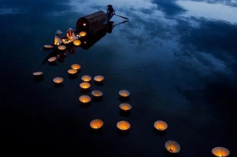 七月看莲花灯是什么节(哪个节日放莲花灯)
