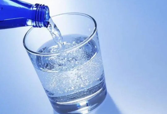 喝苏打水能降血脂吗(喝苏打水能降低胃酸吗)