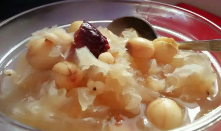 银耳羹有减肥的作用吗?(银耳羹减肥的时候可以吃吗)