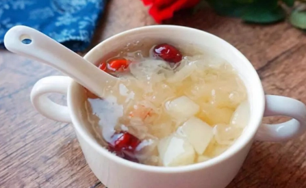 银耳羹有减肥的作用吗?(银耳羹减肥的时候可以吃吗)
