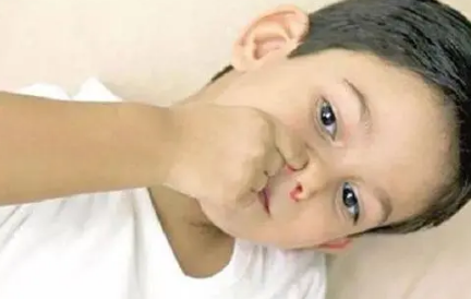 小孩流鼻血是什么原因引起的10岁(小孩流鼻血是什么原因怎么治疗)