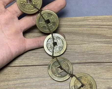 门对门五帝钱挂在门的什么位置好(门对门五帝钱挂在门的什么位)