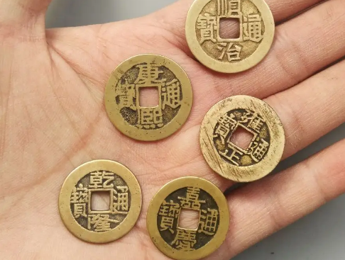 门对门五帝钱挂在门的什么位置好(门对门五帝钱挂在门的什么位)