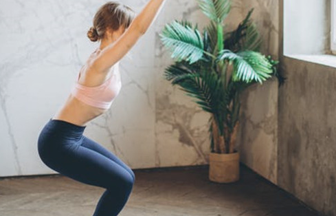 运动服一股汗味洗不干净怎么办(运动服汗味洗不掉)