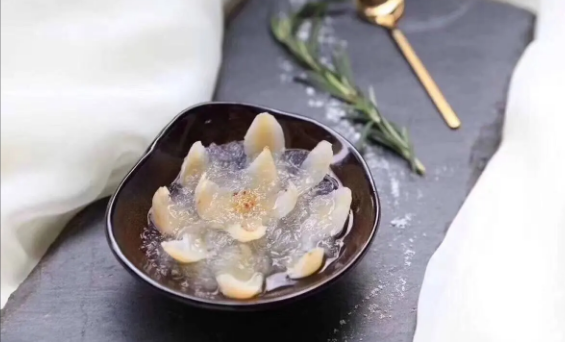 蒸燕窝用开水还是凉水(蒸燕窝用开水还是冷水蒸)