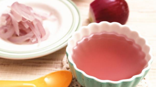 每晚喝一杯洋葱水对人有什么好处(每晚喝一杯洋葱水有害)