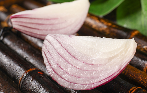 每晚喝一杯洋葱水对人有什么好处(每晚喝一杯洋葱水有害)