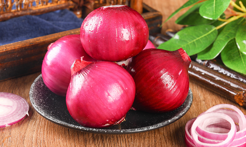 每晚喝一杯洋葱水对人有什么好处(每晚喝一杯洋葱水有害)