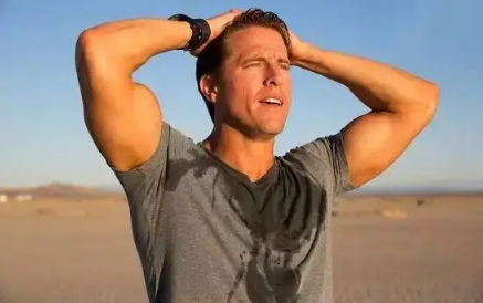 女性夏天出汗多怎么回事(女性夏天出汗多体味重怎么办)