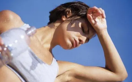 女性夏天出汗多怎么回事(女性夏天出汗多体味重怎么办)