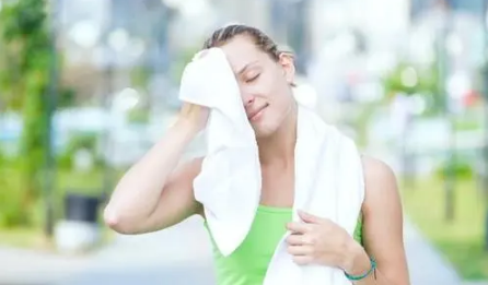 女性夏天出汗多怎么回事(女性夏天出汗多体味重怎么办)