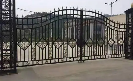 院子大门直冲客厅大门怎么办(院子大门直冲客厅大门好吗)