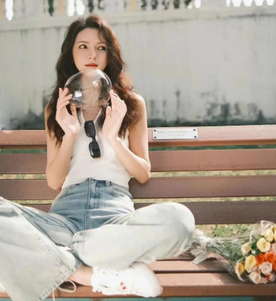 什么上衣配吊带裙好看(吊带裙子里面穿什么好?)