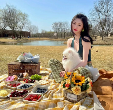 什么上衣配吊带裙好看(吊带裙子里面穿什么好?)