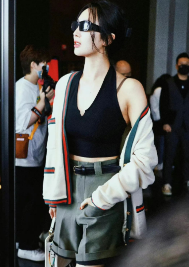 什么上衣配吊带裙好看(吊带裙子里面穿什么好?)