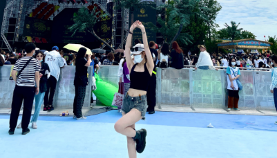 什么上衣配吊带裙好看(吊带裙子里面穿什么好?)