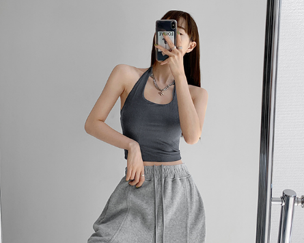 什么上衣配吊带裙好看(吊带裙子里面穿什么好?)