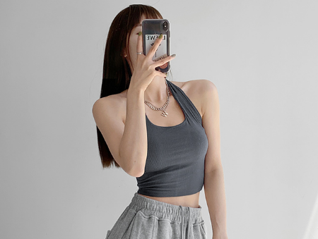 什么上衣配吊带裙好看(吊带裙子里面穿什么好?)