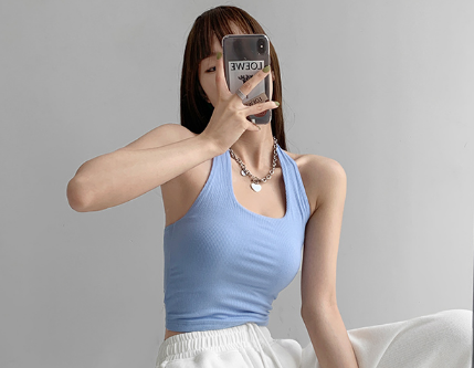 什么上衣配吊带裙好看(吊带裙子里面穿什么好?)