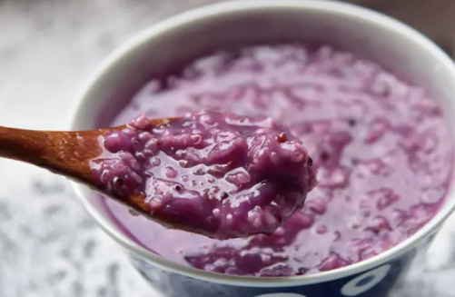 紫薯煮粥变蓝色能吃吗(紫薯熬粥是蓝色能喝吗?)