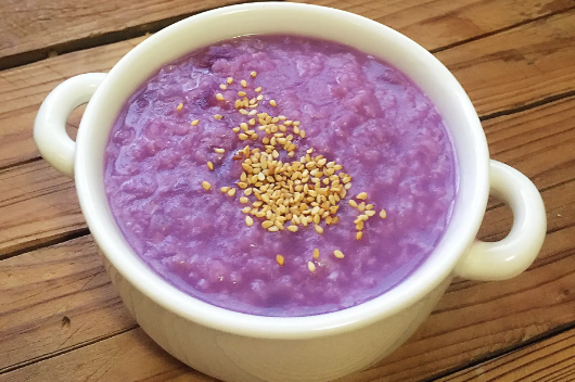紫薯煮粥变蓝色能吃吗(紫薯熬粥是蓝色能喝吗?)