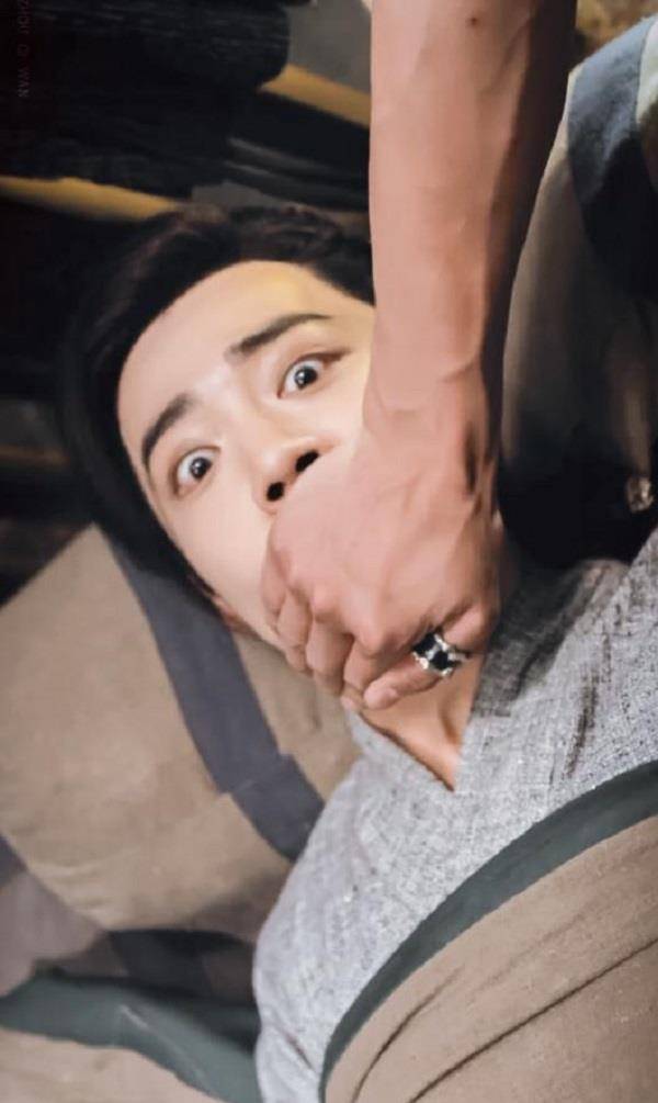 肖恩笑自己戴眼镜“丑”。粉丝们看到他大学的毕业照后,都闭嘴了。