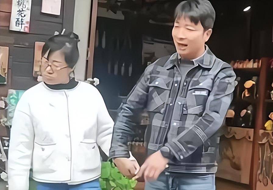 余秀华现场辱骂继女,自曝遭丈夫家暴。杨亨策:她会毁在自己手里。