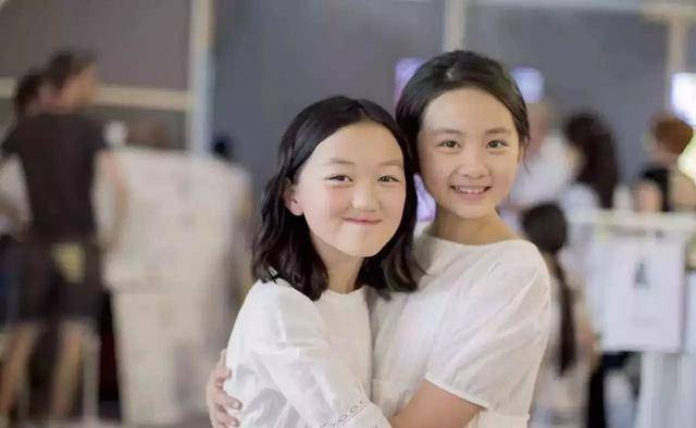 李想和15岁左右的李燕一起吃晚饭。突然,她看到女儿发帖说:把那个男的藏起来。