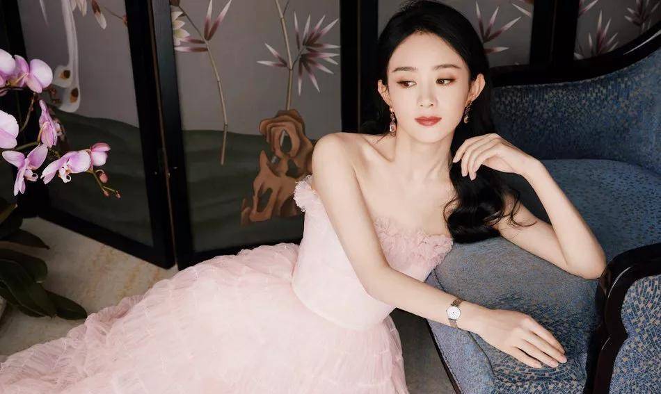 赵穿着粉色的纱裙，真的很漂亮，像是从画中走出来的美人。