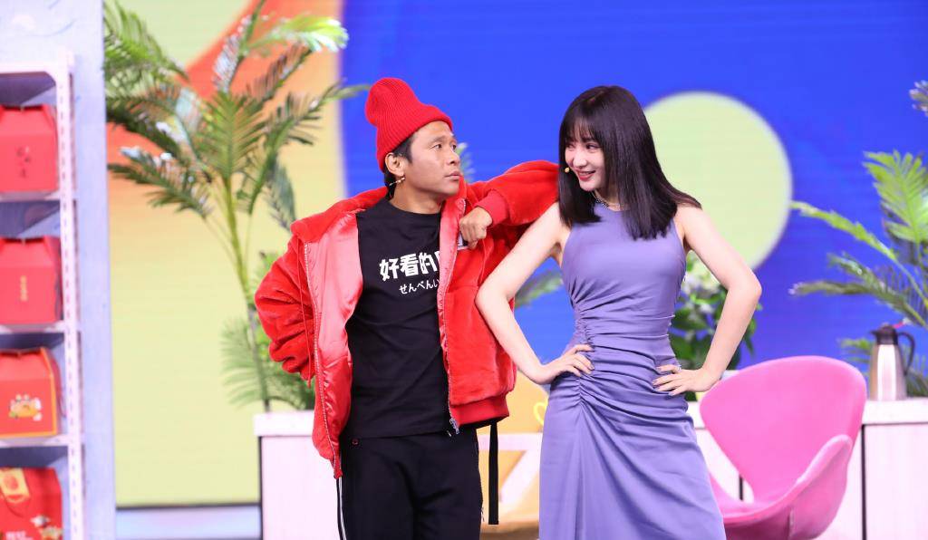 阿达真的很特别。淡紫色时装“镶嵌”珍珠,优雅又有个性。